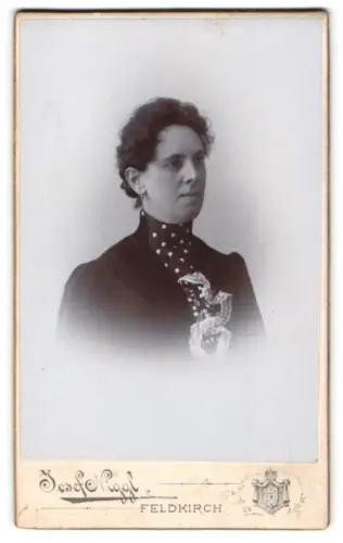Fotografie Josef Niggl, Feldkirch, Porträt einer Frau in edler Kleidung