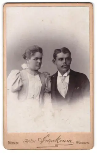 Fotografie Franconia, München, Gärtnerplatz 4, Paar im eleganten Gewand