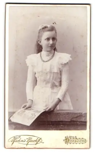 Fotografie Hahn`s Nachf., Dresden, Ferdinandstrasse 11, Mädchen mit Zeitung