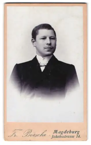 Fotografie Fr. Boesche, Magdeburg, Jakobstrasse 14, Porträt eines jungen Mannes