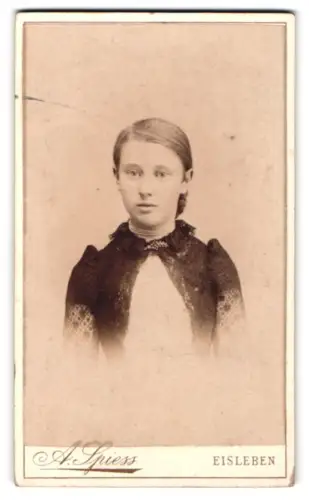Fotografie A. Spiess, Eisleben, Bahnhofstrasse 8, Porträt eines jungen Mädchens