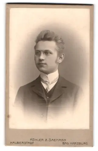 Fotografie Köhler & Saemann, Halberstadt, Heinrich Juliusstr. 8, Porträt eines jungen Mannes