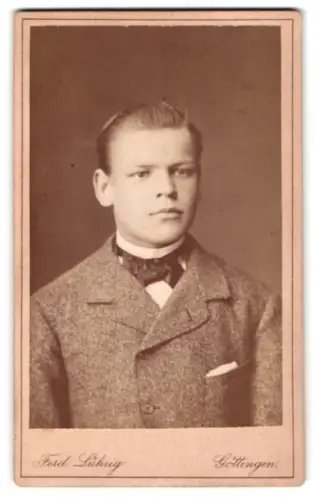 Fotografie Ferd. Lührig, Göttingen, Kurze Geismarstrasse 2, Porträt eines jungen Mannes