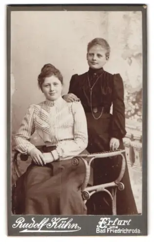 Fotografie Rudolf Kühn, Erfurt, Langebrücke 52, Zwei Frauen in zeitgenössischer Kleidung