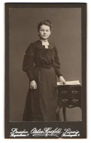 Fotografie Martin Herzfeld, Dresden, Pragerstrasse 7, Frau in eleganter Pose