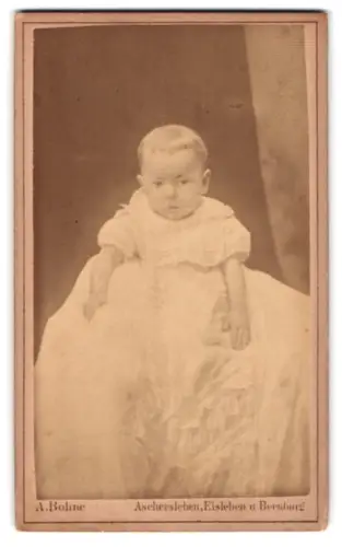 Fotografie Albert Bohne, Aschersleben, Markt 25, Kleinkind im weissen Kleid