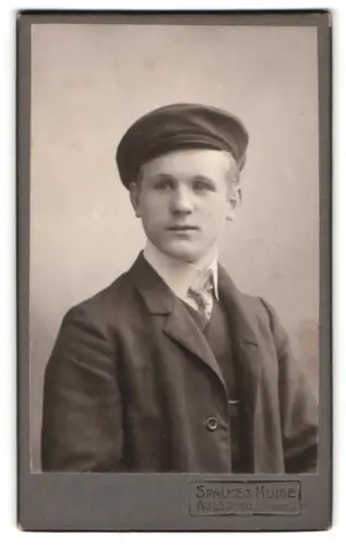 Fotografie Spalke & Kluge, Augsburg, Kaiserstr. 17, Porträt eines jungen Mannes in traditioneller Kleidung