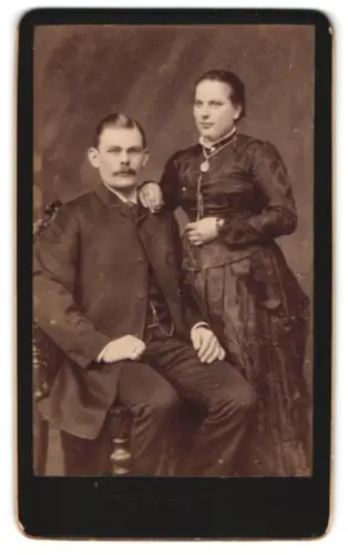 Fotografie J. Richter, Berlin, Oranienburger Strasse 39, Elegantes Paar im Atelier