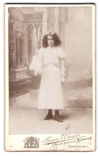 Fotografie Franz Werner, München, Schwanthalerstr. 1, Mädchen im feinen Kleid