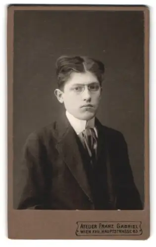 Fotografie Franz Gabriel, Wien, Hauptstrasse 63, Porträt eines jungen Mannes mit Brille