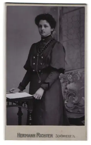 Fotografie Hermann Richter, Schönheide, Frau im dunklen Kleid am Tisch