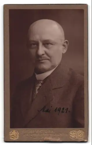 Fotografie Richard Knoth, Leipzig, Rossplatz 6, Portrait eines eleganten Herrn