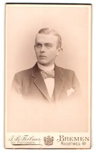 Fotografie J. B. Feilner, Bremen, Richtweg 6b, Porträt eines eleganten Herrn