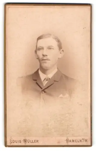 Fotografie Louis Müller, Hameln, Münsterkirchhof 5, Porträt eines jungen Mannes