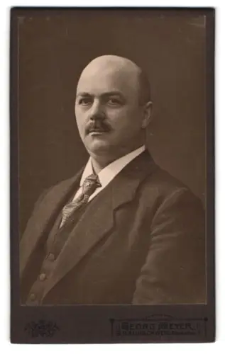 Fotografie Georg Meyer, Braunschweig, Bankplatz 3, Porträt eines Herren im Anzug