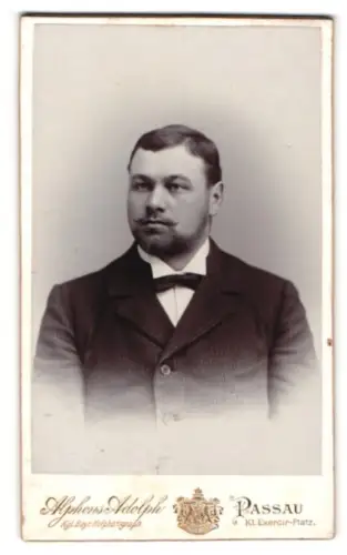 Fotografie Alphons Adolph, Passau, Kl. Exercir-Platz, Porträt eines Mannes in Anzug mit Fliege