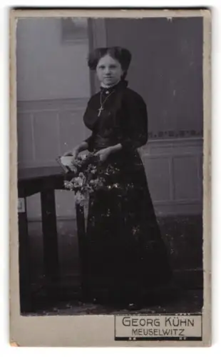 Fotografie Georg Kühn, Meuselwitz, Georgenstr. 27, Porträt einer Dame mit Blumengesteck