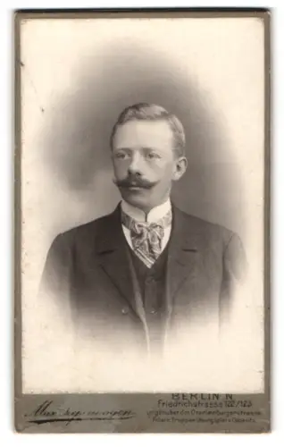 Fotografie Max Piepenhagen, Berlin, Friedrichstrasse 122/123, Porträt eines eleganten Herrn