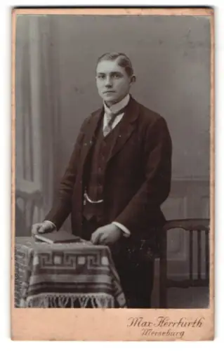 Fotografie Max Herrfurth, Merseburg, Breitestrasse 15, Porträt eines jungen Mannes