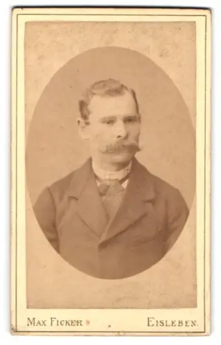 Fotografie Max Ficker, Eisleben, Plan 15, Porträt eines Mannes mit Schnurrbart