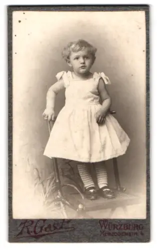Fotografie R. Gast, Würzburg, Herzogenstrasse 4, Porträt eines jungen Kindes