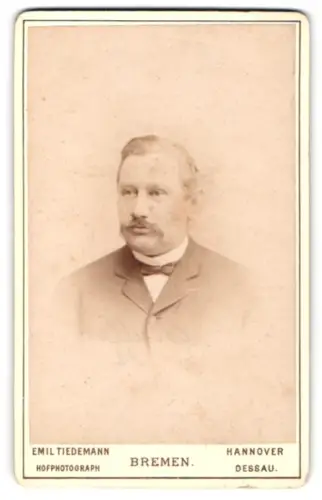 Fotografie Emil Tiedemann, Bremen, Richtweg 12, Porträt eines Herrn