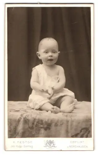 Fotografie K. Festge, Erfurt, Am Anger 51, Kleinkind auf einem Kissen sitzend