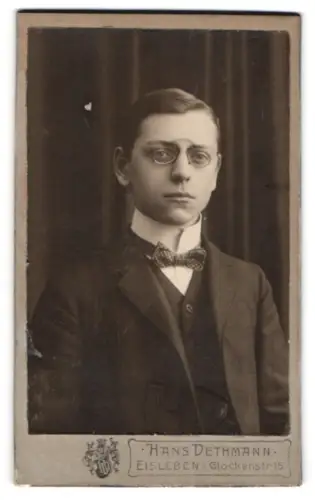 Fotografie Hans Dethmann, Eisleben, Glockenstrasse 15, Portrait eines jungen Mannes