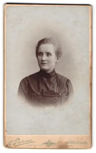 Fotografie C. Pietzner, Carlsbad, Junge Dame im dunklen Kleid