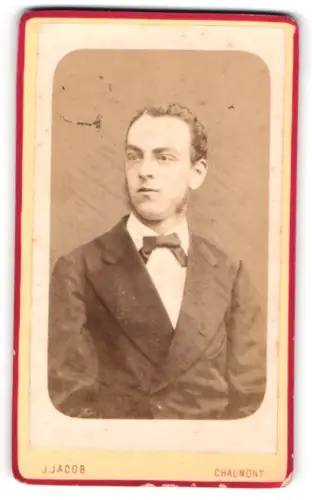 Fotografie J. Jacob, Chaumont /Haute Marne, 21, Bd. de l`Est, 21, Junger Herr im Anzug mit Fliege