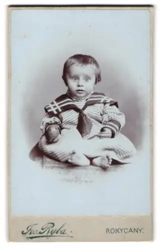 Fotografie Jos. Ryba, Rokycany, Süsses Kleinkind im Matrosenkleid mit nackigen Füssen