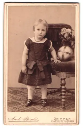 Fotografie Andreas Bönki, Grimmen, Kleines Mädchen im Kleid mit Ball
