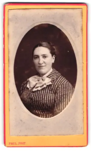 Fotografie N. Paul, Versailles, 54, Avenue de St. Cloud, 54, 6, rue Montbauron, 6, Junge Dame im gestreiften Kleid