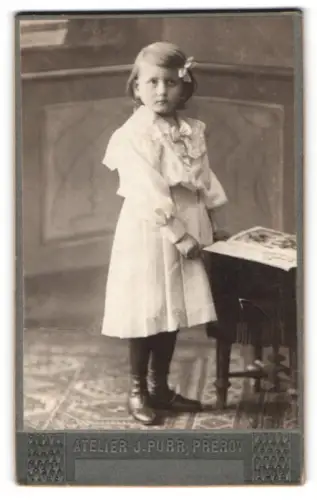 Fotografie J. Purr, Prerov, Kleines Mädchen im weissen Kleid