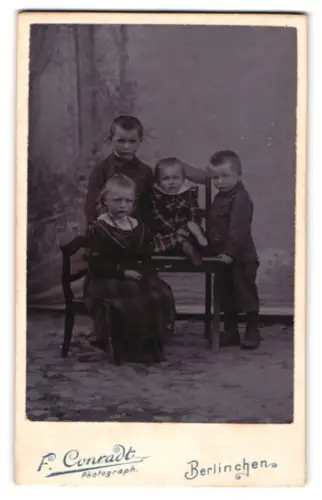 Fotografie Franz Conradt, Berlinchen, Vier Kinder in modischer Kleidung
