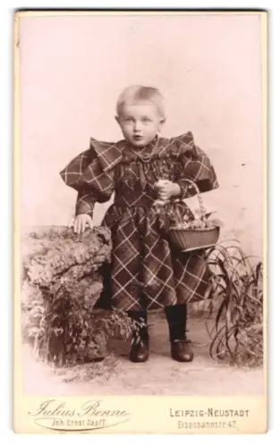 Fotografie Julius Benne, Leipzig, Eisenbahnstr. 47, Kind im karierten Kleid mit Korb