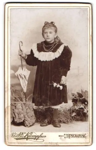Fotografie M. Klempfner, Prag, Wenzelsplatz 26 N, Kleines Mädchen im Samtkleid mit Schirm