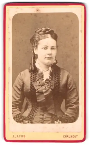 Fotografie J. Jacob, Chaumont /Haute Marne, 21, Bd. de l`Est, 21, Junge Dame mit Flechtfrisur