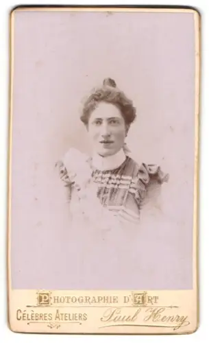 Fotografie Paul Henry, St.-Dizier, 3, Rue de Joinville, 3, Junge Dame im gestreiften Kleid