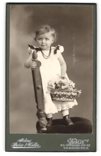 Fotografie Stróm & Walter, Berlin, Köpenicker-Str. 102, Kleines Mädchen im Kleid mit Blumenkorb