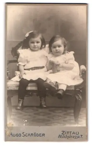 Fotografie Hugo Schroeder, Zittau, Milchstrasse 7, Zwei kleine Mädchen in weissen Kleidern