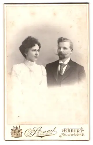 Fotografie P. Strnad, Erfurt, Nauwark-Str. 9, Junges Paar in eleganter Kleidung