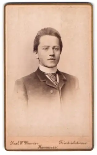Fotografie Karl F. Wunder, Hannover, Friedrichstrasse, Junger Mann in Anzugjacke mit Krawatte