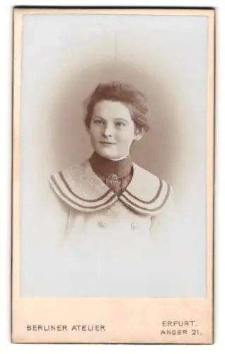 Fotografie Berliner Atelier, Erfurt, Anger 21, Junge Dame im Kleid mit Kragenbrosche