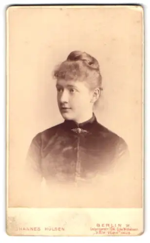 Fotografie Johannes Hülsen, Berlin, Leipzigerstr. 124, Ecke Wilhelmstr., Junge Dame im Kleid mit Kragenbrosche