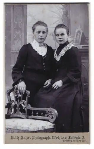 Fotografie Fritz Lehr, Wetzlar, Lottestr. 3, Zwei junge Frauen in Kleidern