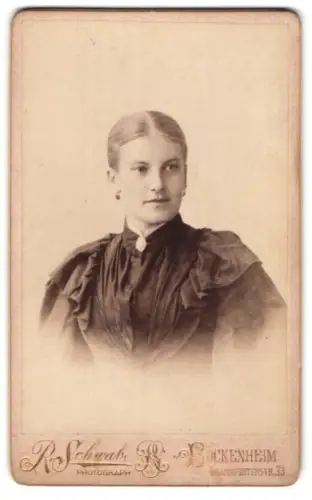 Fotografie R. Schwab, Bockenheim, Frankfurterstr. 33, Fräulein im Kleid mit Kragenbrosche