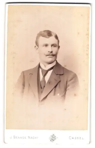 Fotografie H. Bauschenek, Cassel, Königstrasse 27, Eleganter Herr mit Schnauzbart