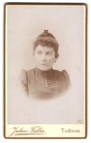 Fotografie Julius Faller, Todtnau, Junge Frau mit hochgestecktem Haar