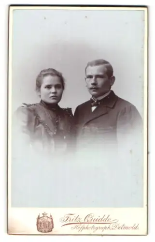Fotografie Fritz Quidde, Detmold, Bismarckstr. 9, Junges Paar in zeitgenössischer Kleidung